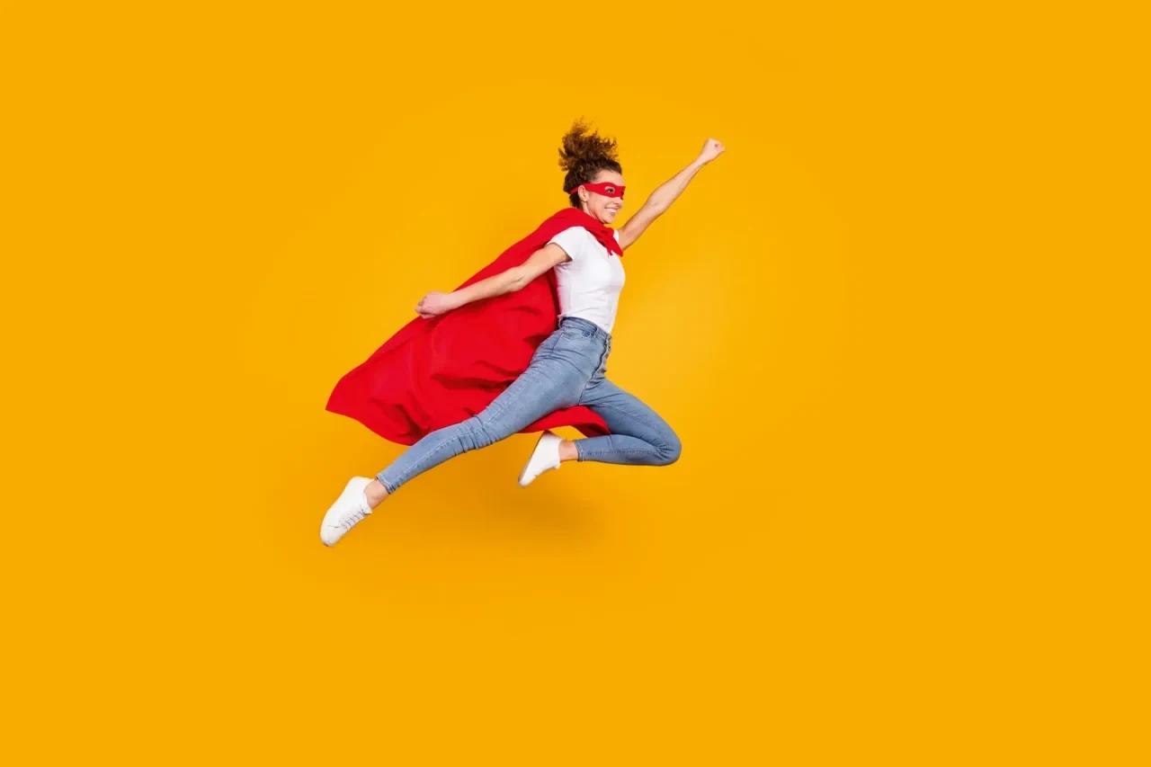 Frau als Superheldin verkleidet