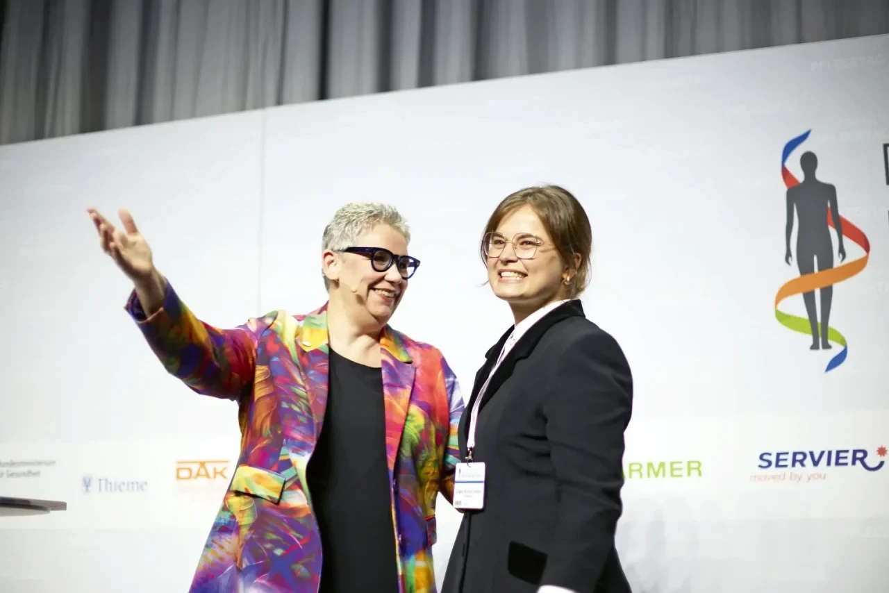 Christine Vogler und Çağla Kurtçu-Halim aif dem Deutschen Pflegetag