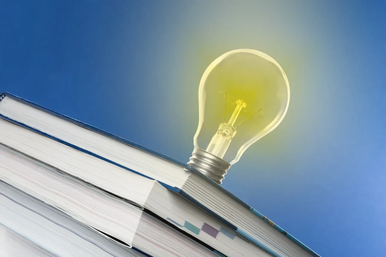 Glühbirne auf Bücherstapel