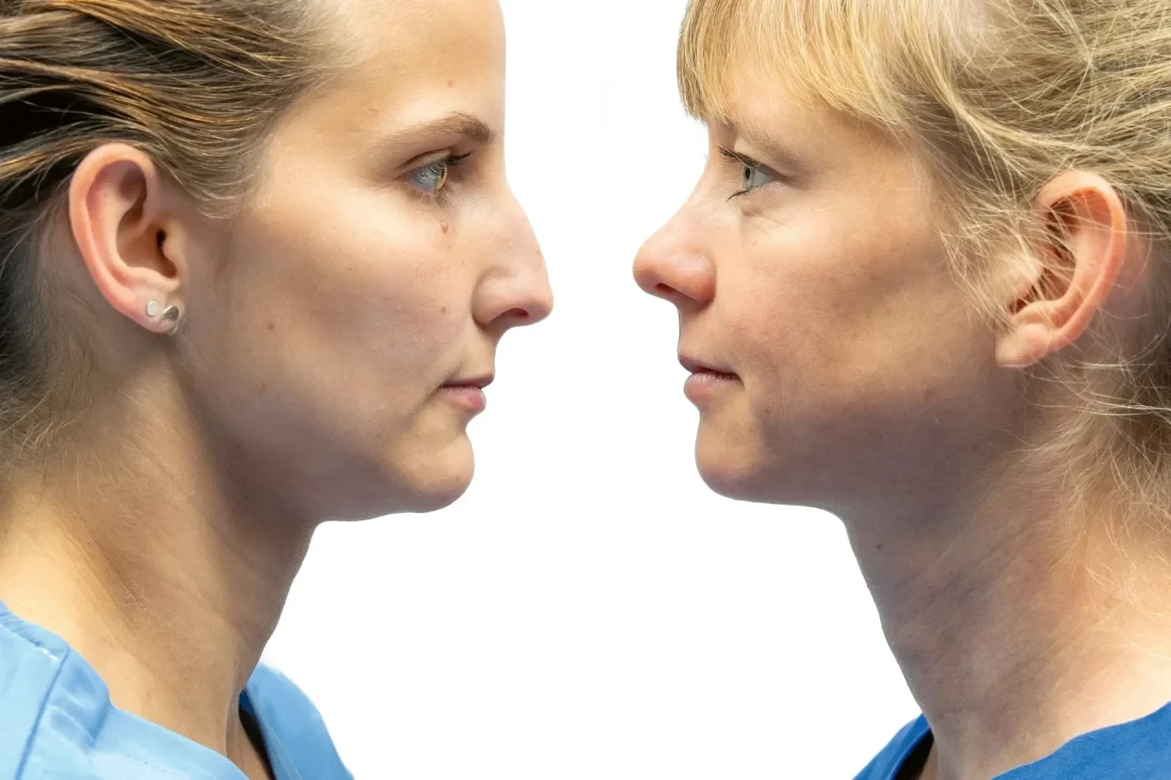 Zwei Frauen schauen sich an