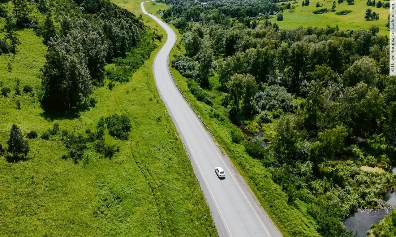 Auto fährt auf Landstrasse