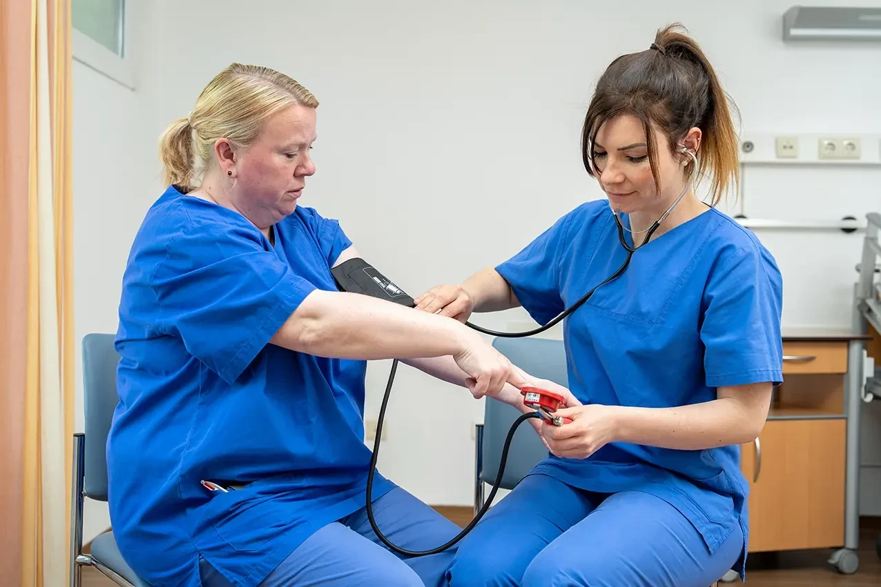 pflegefachperson ud pflegefachassistentin