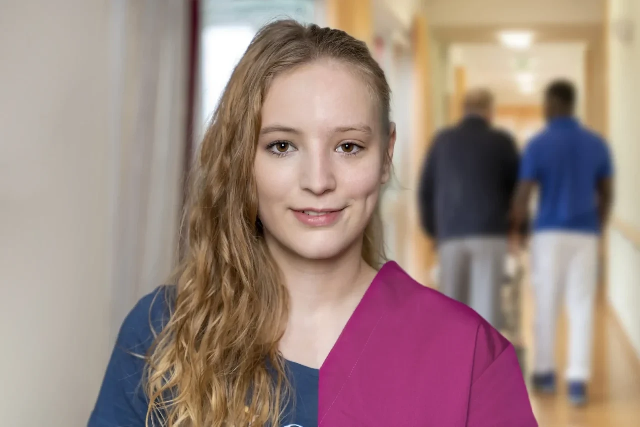 junge Pflegende Ausbildung lächeln