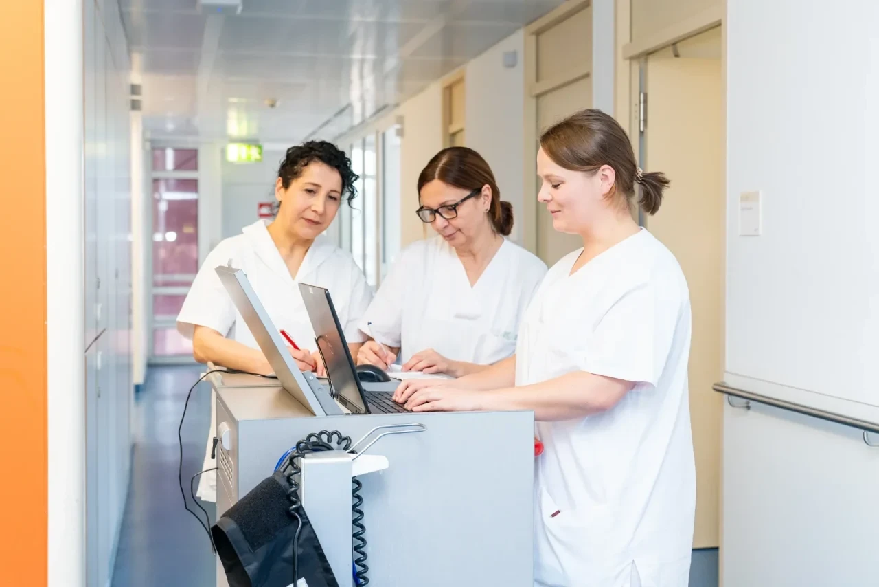 Pflegefachpersonen stehen am Pflegewagen